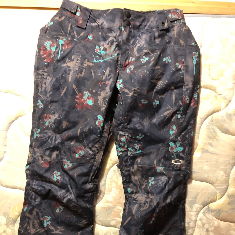 Size XS Oakley snow pants. Worn once